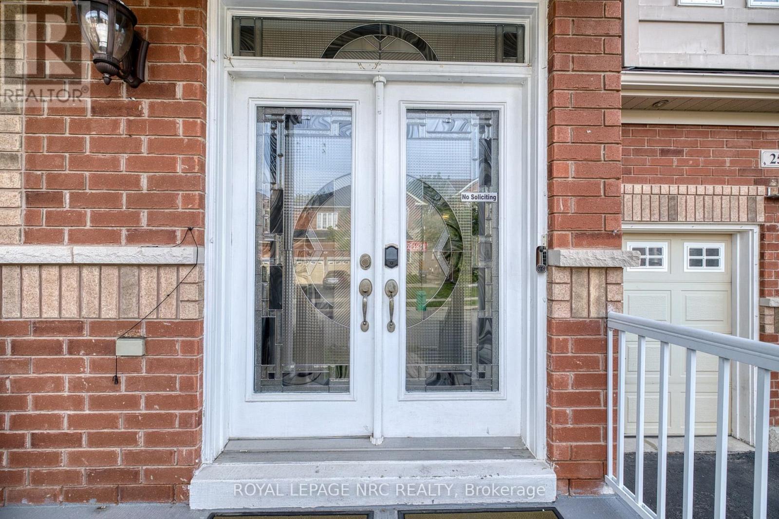 25 Maverick Crescent, Brampton, Ontario  L6R 3E6 - Photo 3 - W13804560