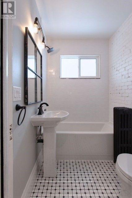 Upper - 51 Wineva Avenue, Toronto, Ontario  M4E 2T1 - Photo 8 - E13804546