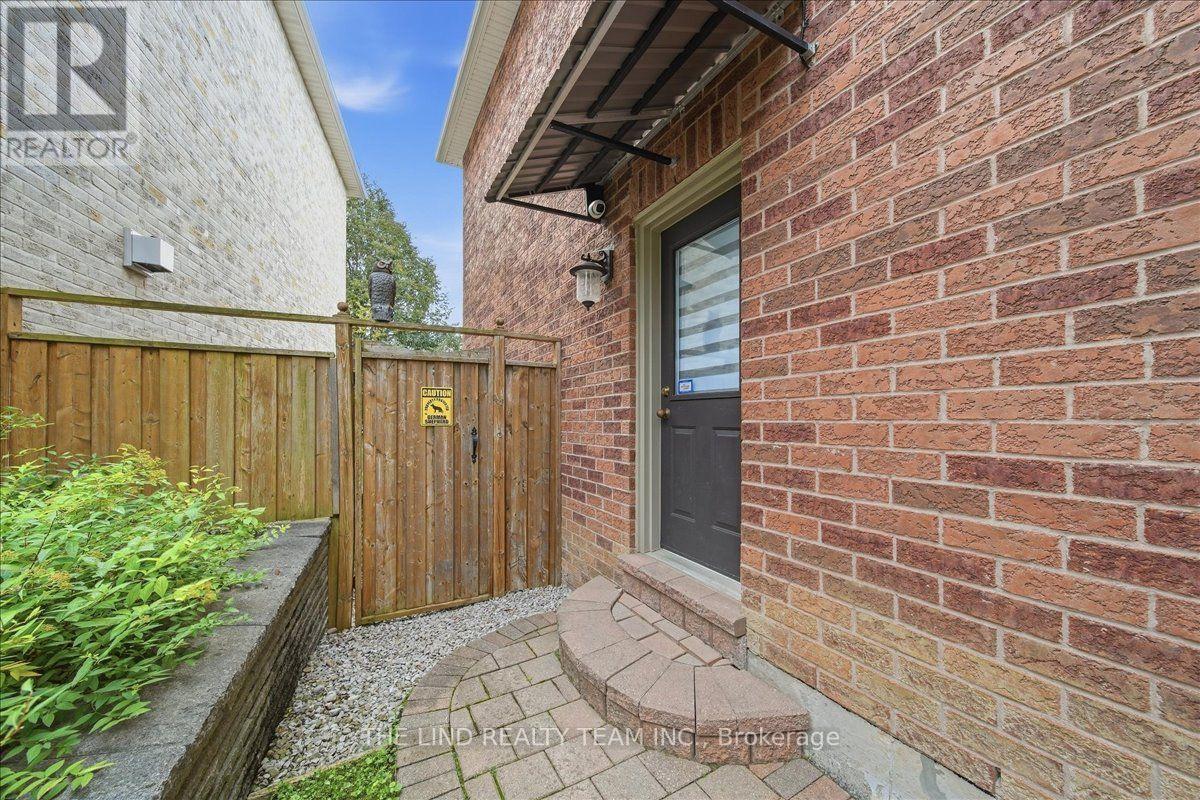 103 Allenvale Drive, Aurora, Ontario  L4G 6P8 - Photo 4 - N13804602