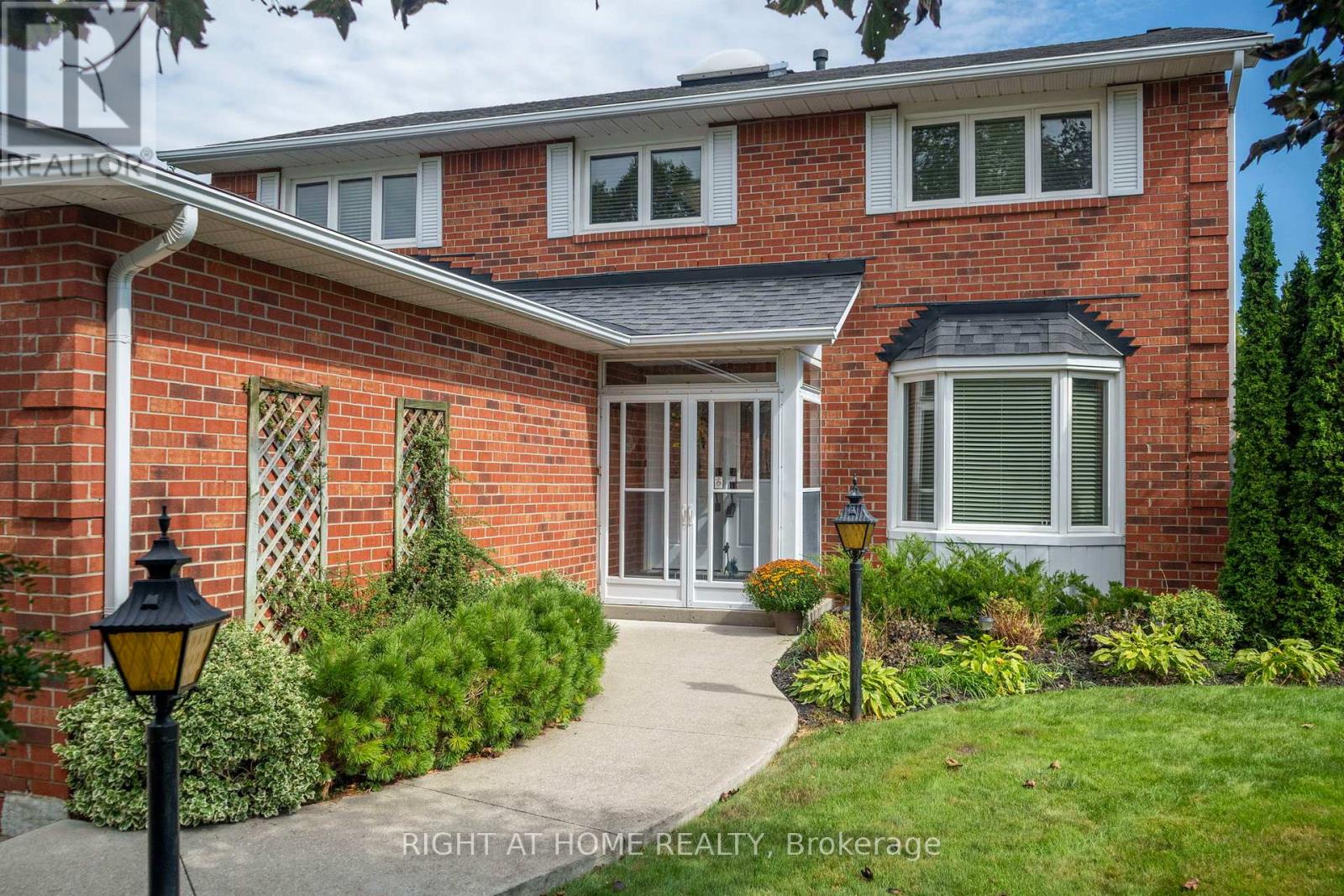 20 Mowat Court, Brampton, Ontario  L6Z 3E6 - Photo 2 - W13804520