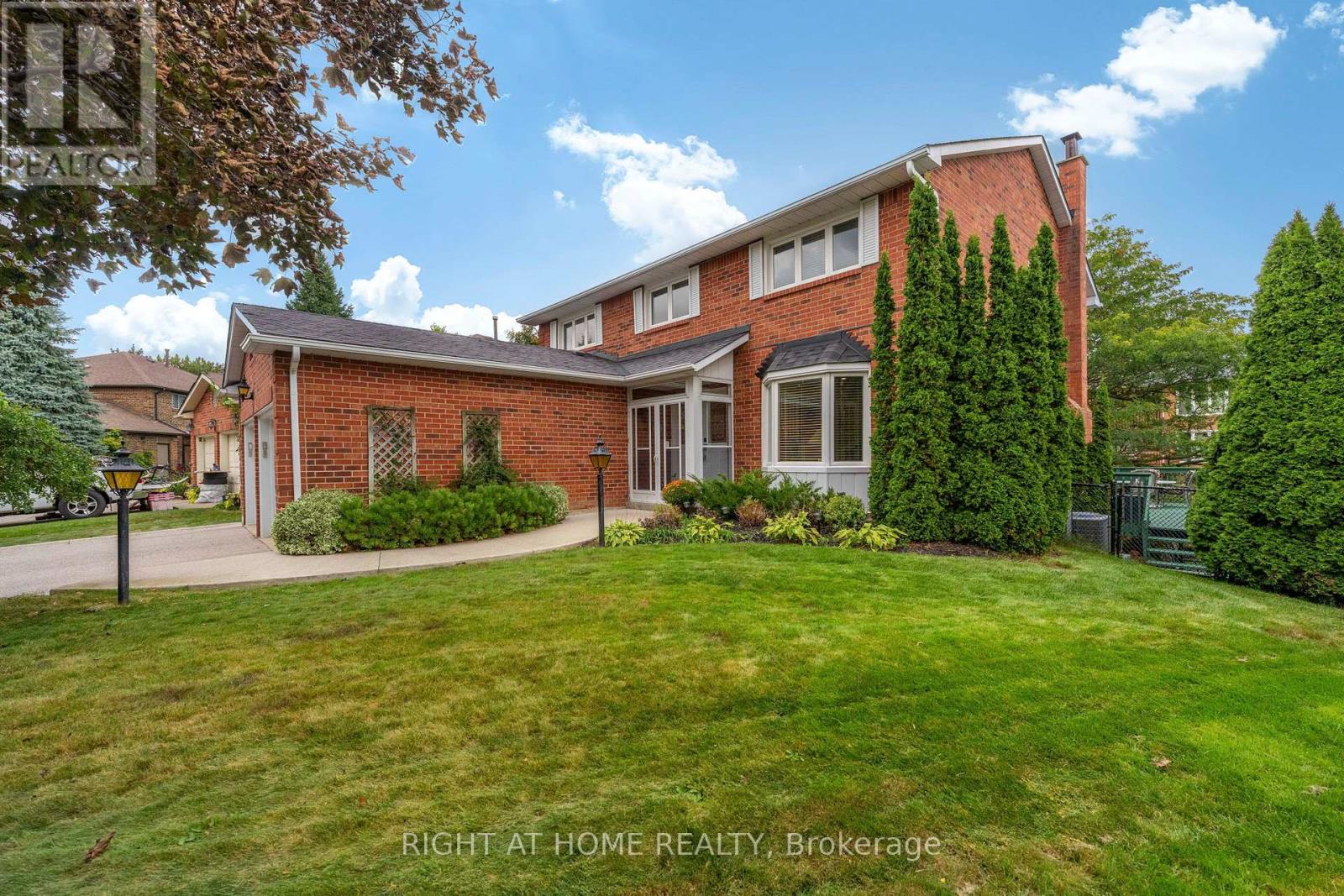 20 Mowat Court, Brampton, Ontario  L6Z 3E6 - Photo 4 - W13804520