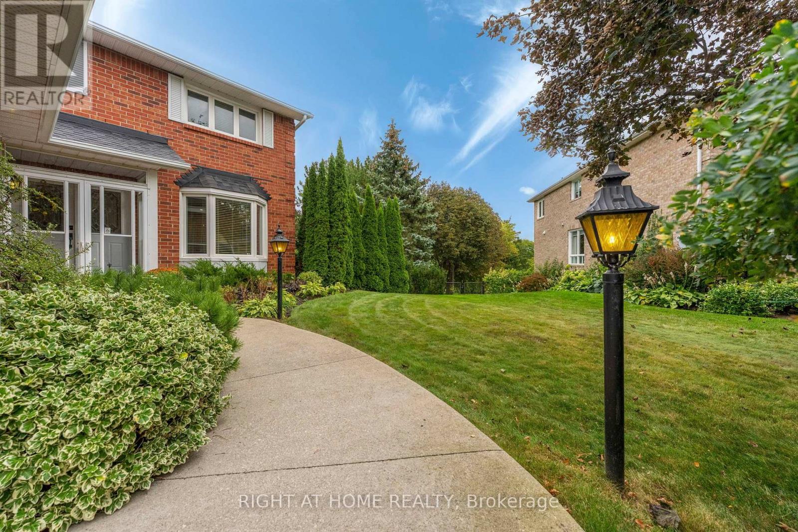 20 Mowat Court, Brampton, Ontario  L6Z 3E6 - Photo 5 - W13804520