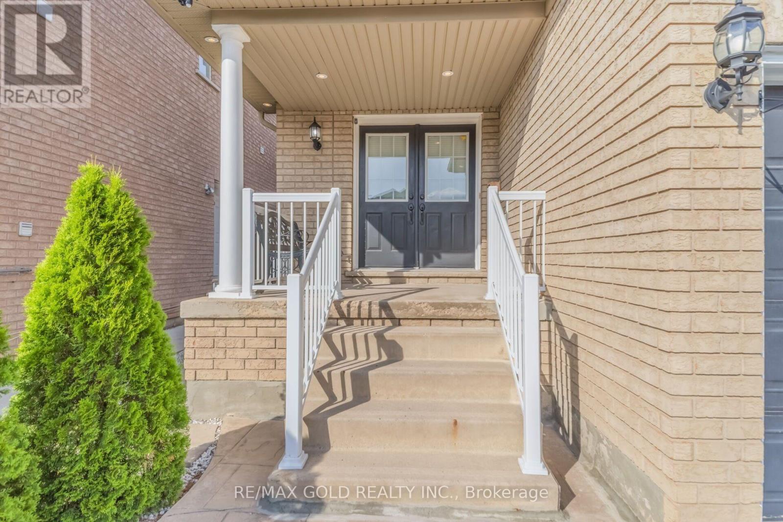15 Newark Way, Brampton, Ontario  L7A 2V1 - Photo 2 - W13804620