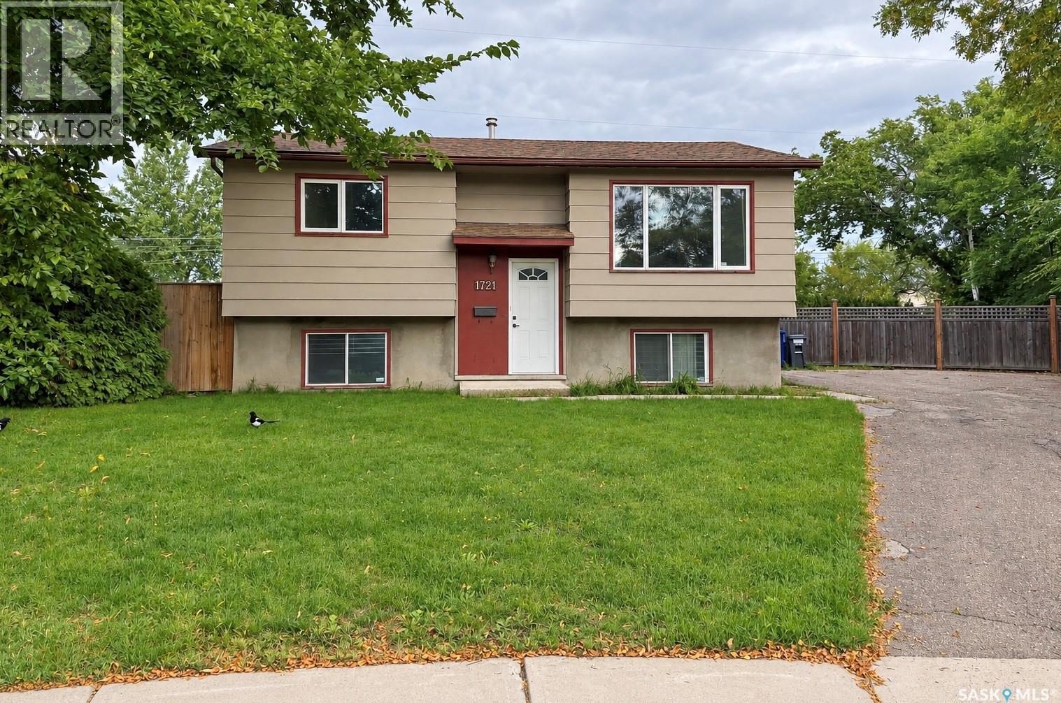 1721 H Avenue N, Saskatoon, Saskatchewan  S7L 5A5 - Photo 1 - SK048909