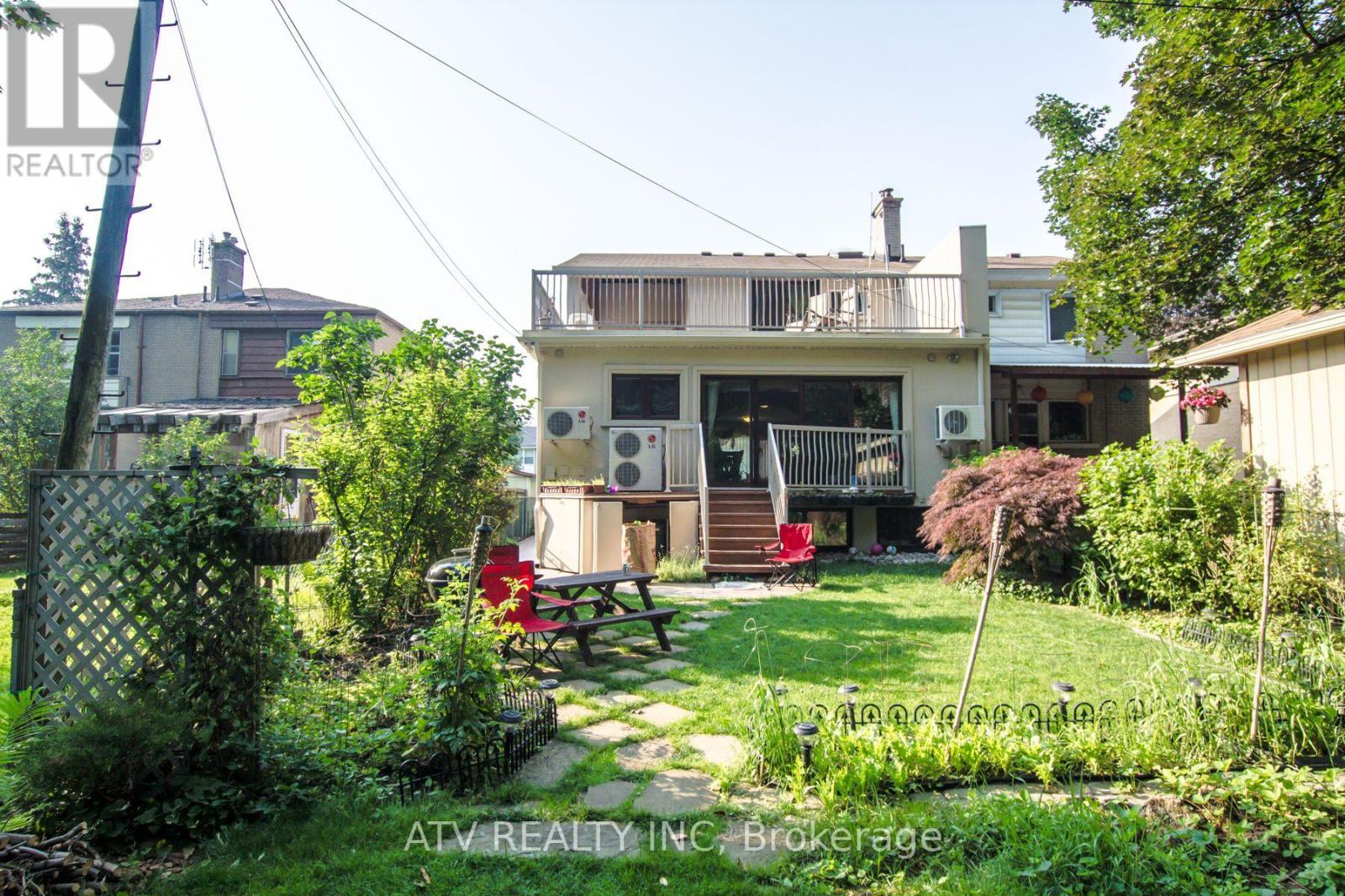 235 Saint Marks Road, Toronto, Ontario  M6S 2J1 - Photo 17 - W13804706