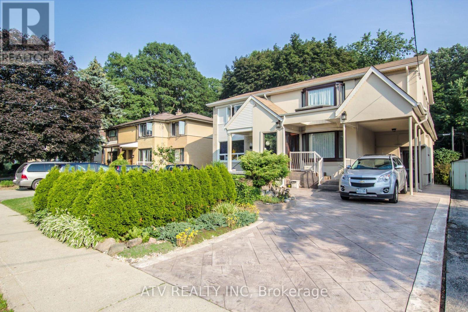 235 Saint Marks Road, Toronto, Ontario  M6S 2J1 - Photo 2 - W13804706
