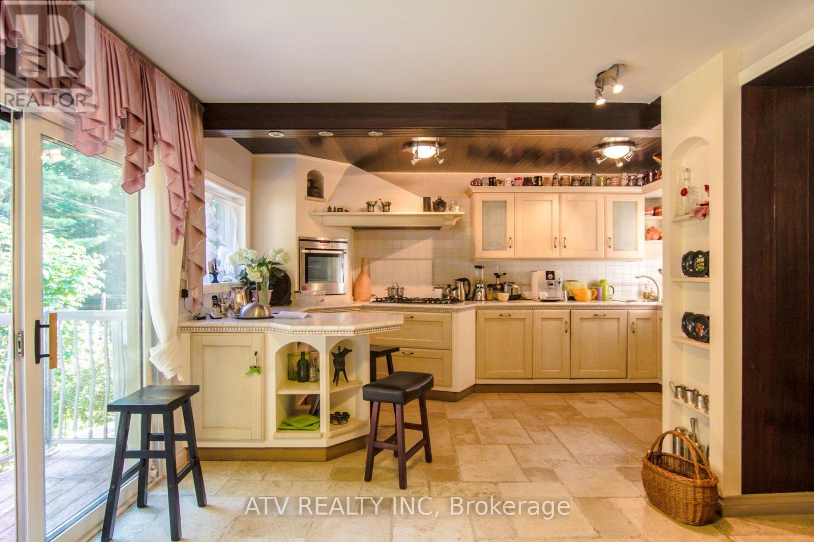 235 Saint Marks Road, Toronto, Ontario  M6S 2J1 - Photo 6 - W13804706