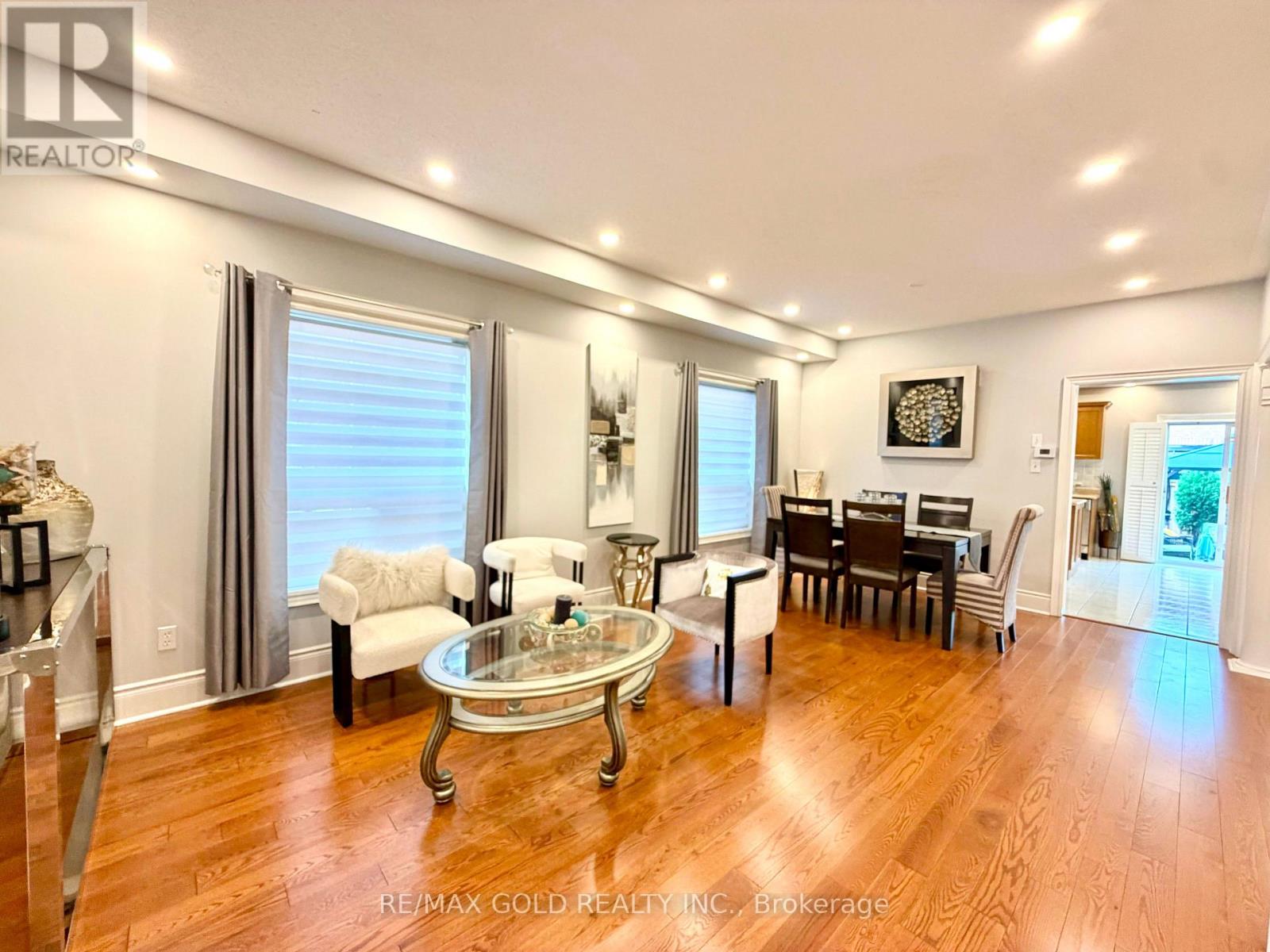 15 Newark Way, Brampton, Ontario  L7A 2V1 - Photo 4 - W13804620