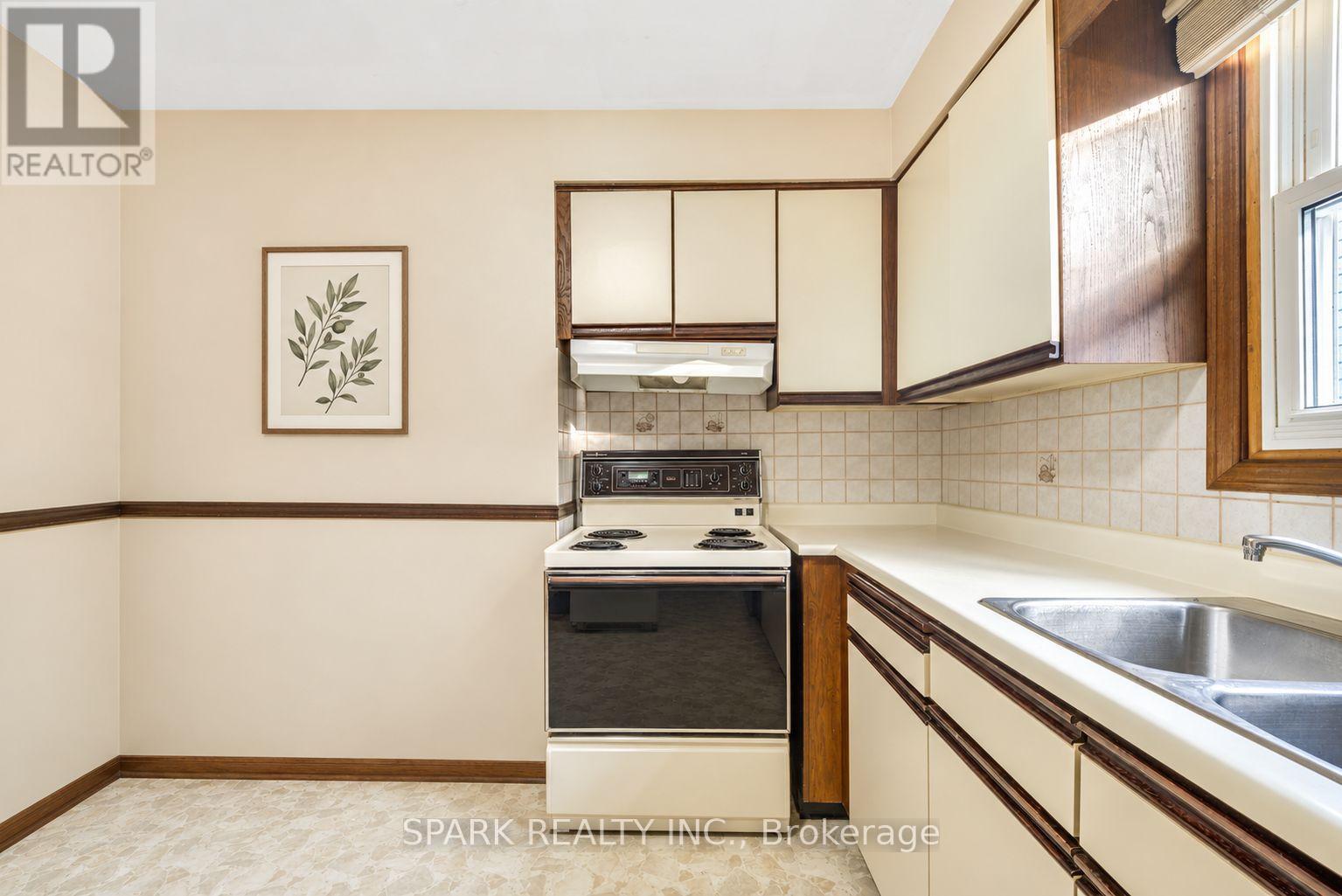 28 Lampman Crescent, Thorold, Ontario  L2V 4K7 - Photo 12 - X13674798