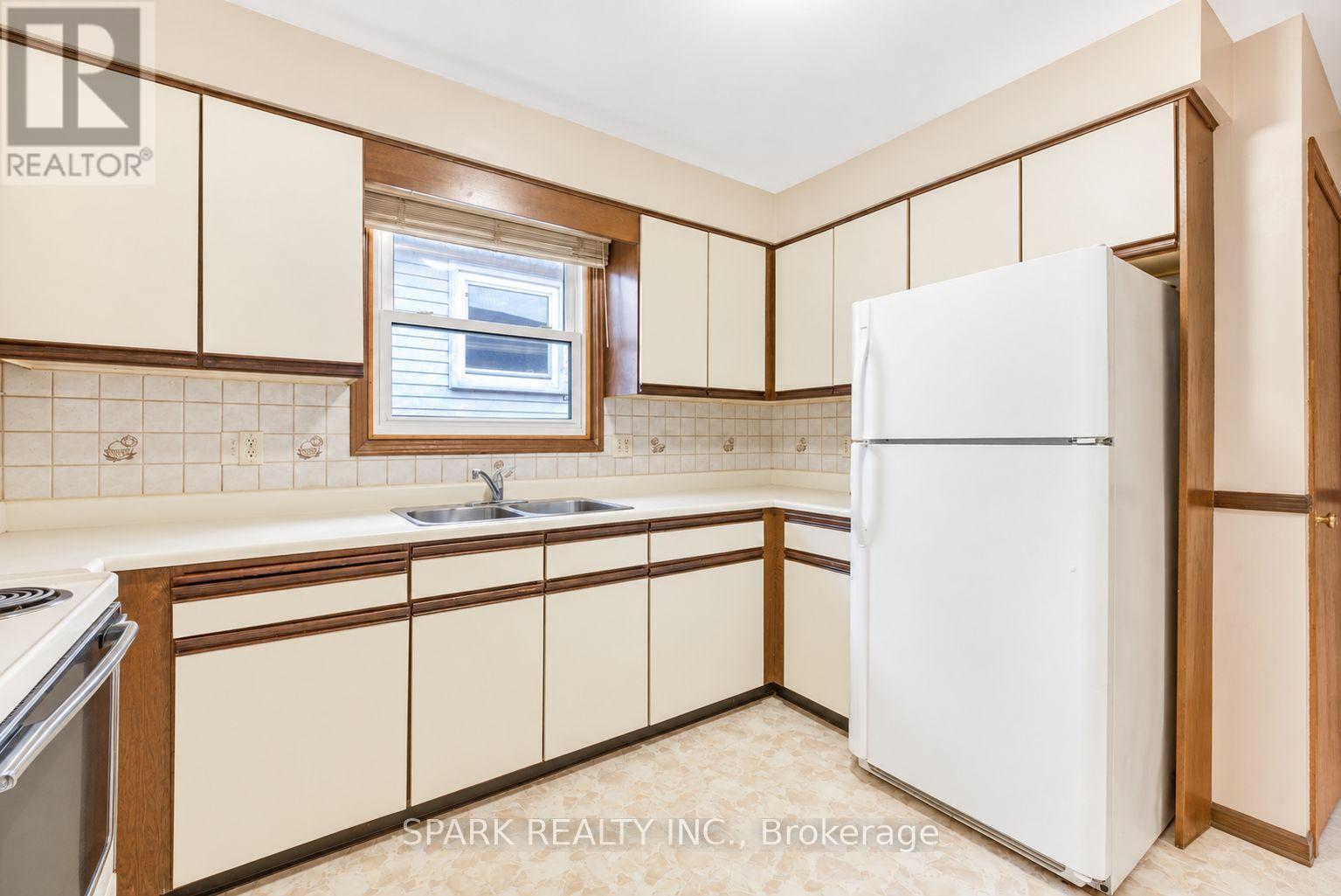 28 Lampman Crescent, Thorold, Ontario  L2V 4K7 - Photo 9 - X13674798