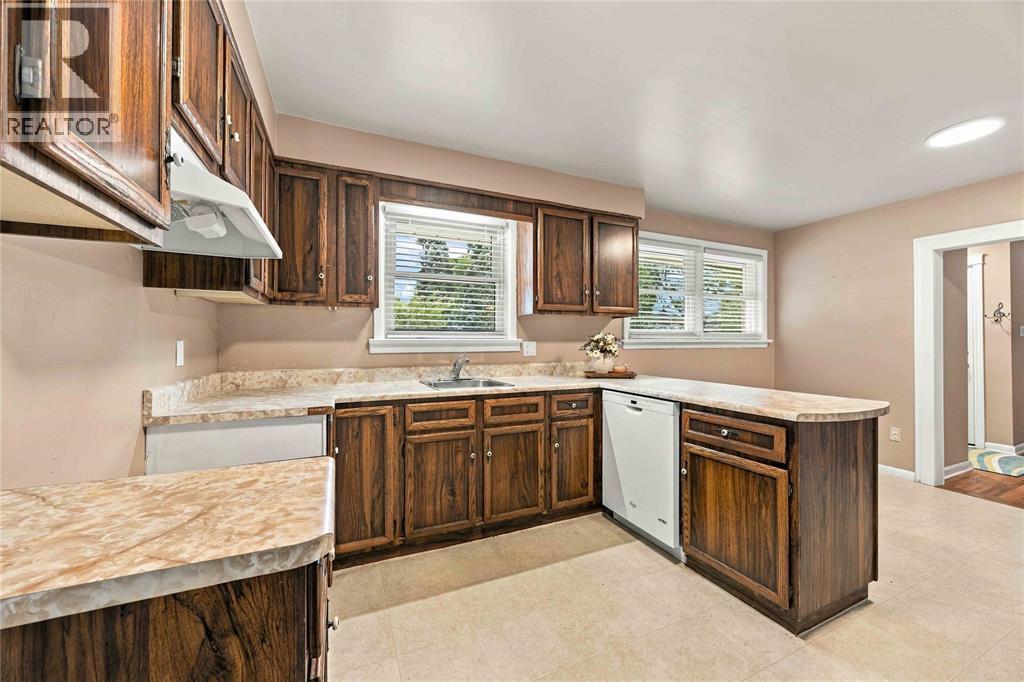 6 Massey Crescent, Sarnia, Ontario  N7S 2P5 - Photo 8 - 26022870