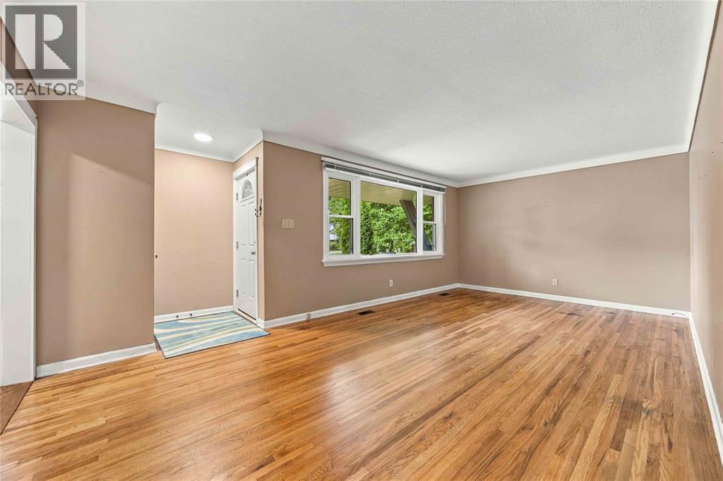 6 Massey Crescent, Sarnia, Ontario  N7S 2P5 - Photo 3 - 26022870