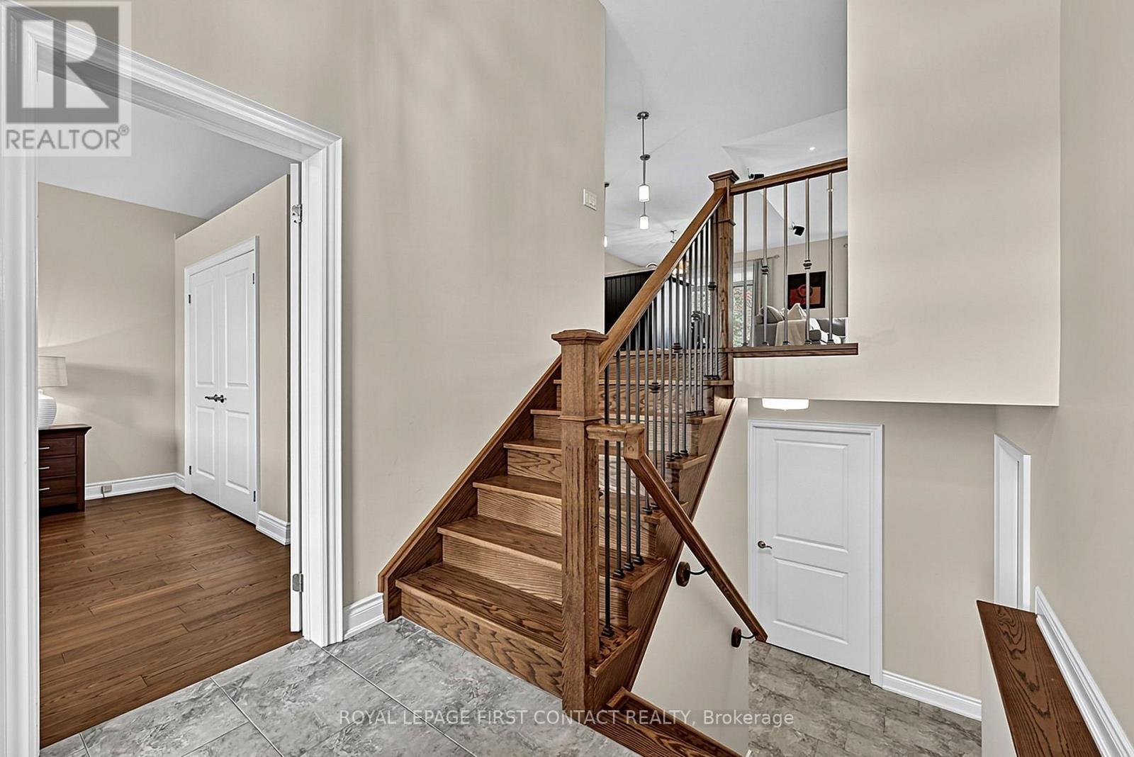 981 Ewart Street, Innisfil, Ontario  L4G 9G3 - Photo 3 - N13804818