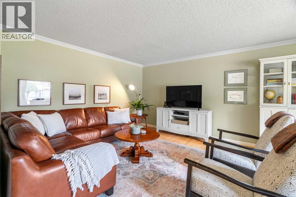 72 Woodacres Crescent Sw, Calgary, Alberta  T2W 4V6 - Photo 6 - A2342156