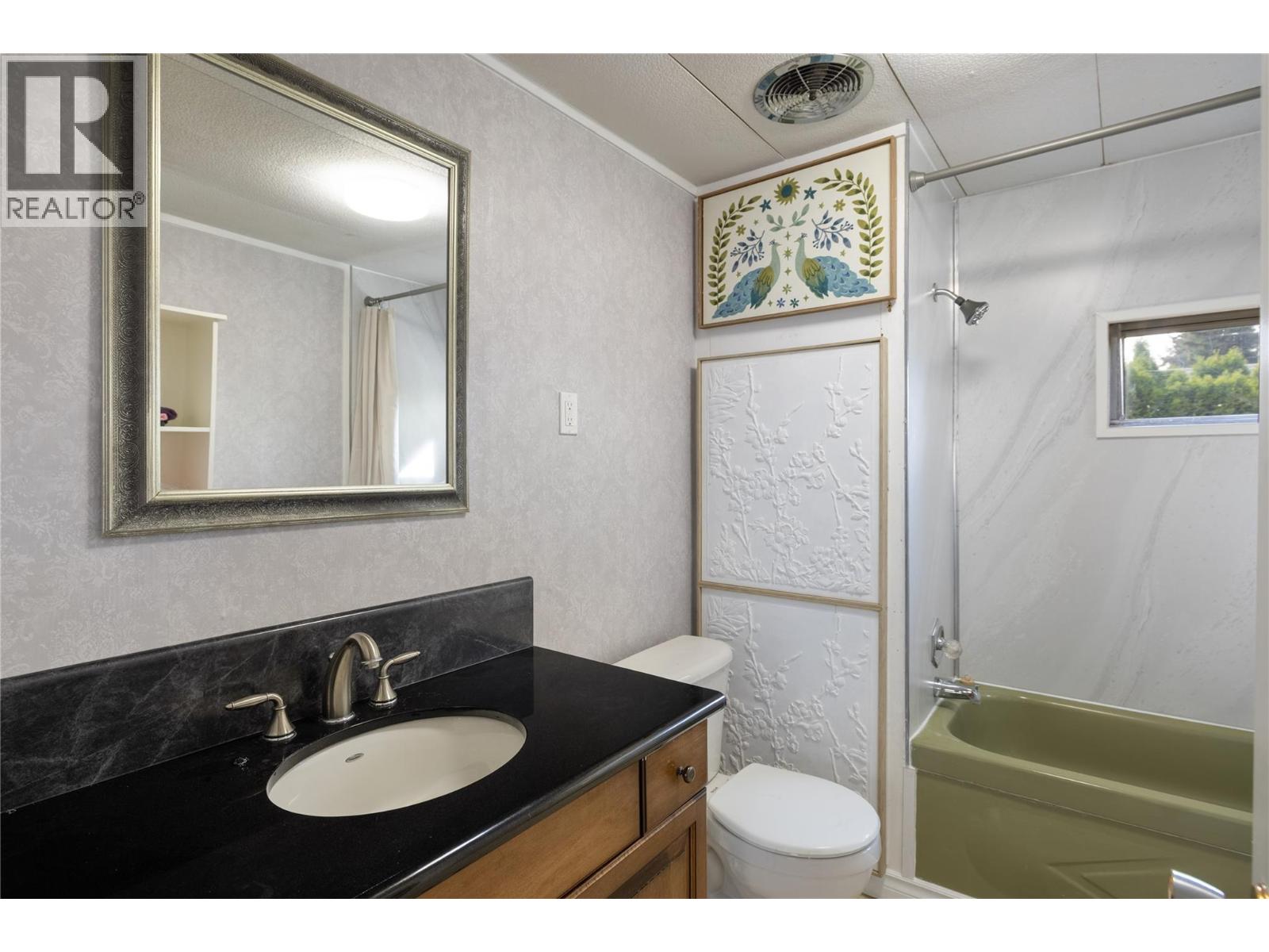 Main bathroom, 4 piece