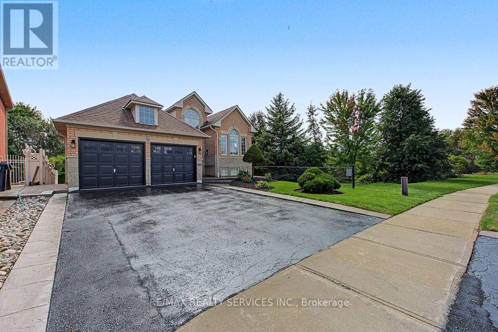 33 Woodvalley Drive, Brampton, Ontario  L7A 1Z4 - Photo 3 - W13804882