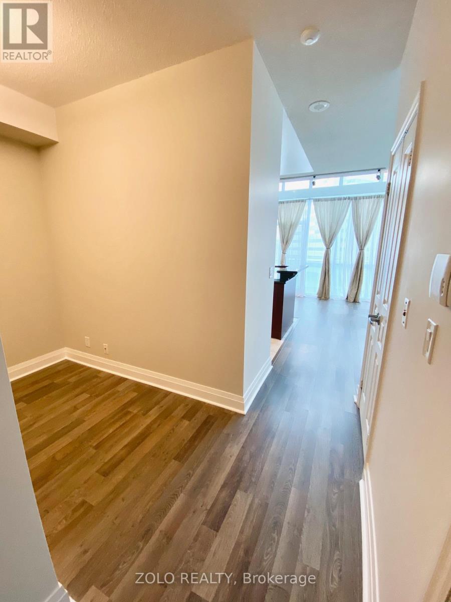 516 - 220 Burnhamthorpe Road W, Mississauga, Ontario  L5B 4N4 - Photo 2 - W13804952