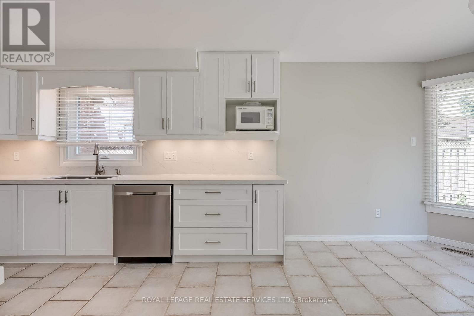 265 Mississaga Street, Oakville, Ontario  L6L 6J8 - Photo 14 - W13805000