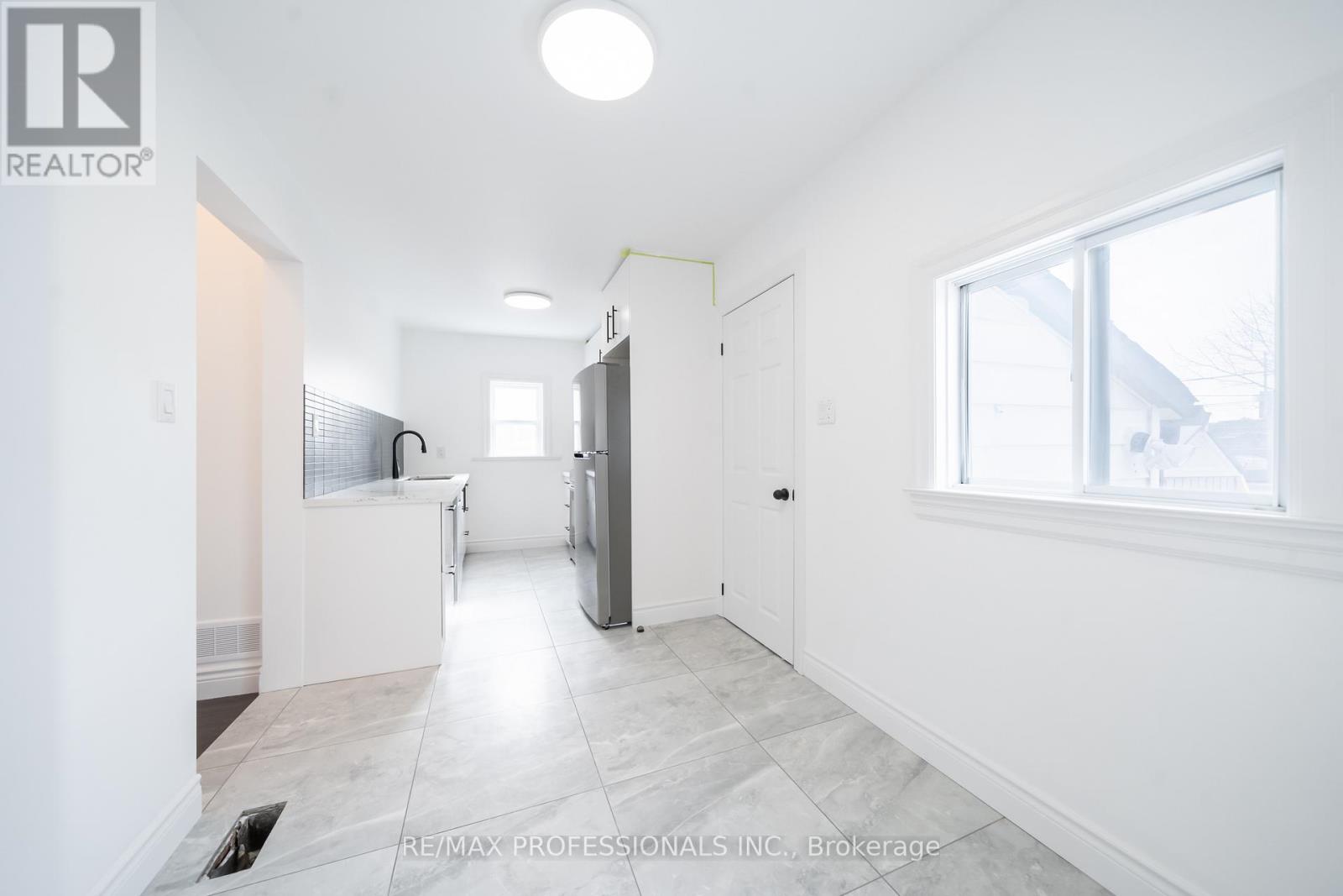 Main - 174 Thirtieth Street, Toronto, Ontario  M8W 3C5 - Photo 12 - W13805008