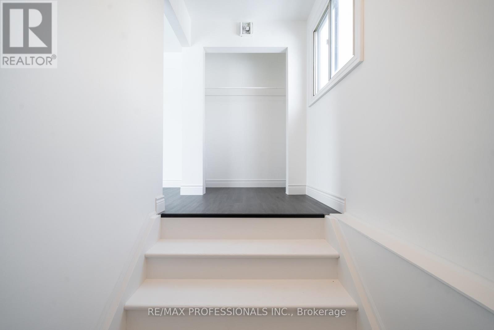 Main - 174 Thirtieth Street, Toronto, Ontario  M8W 3C5 - Photo 4 - W13805008