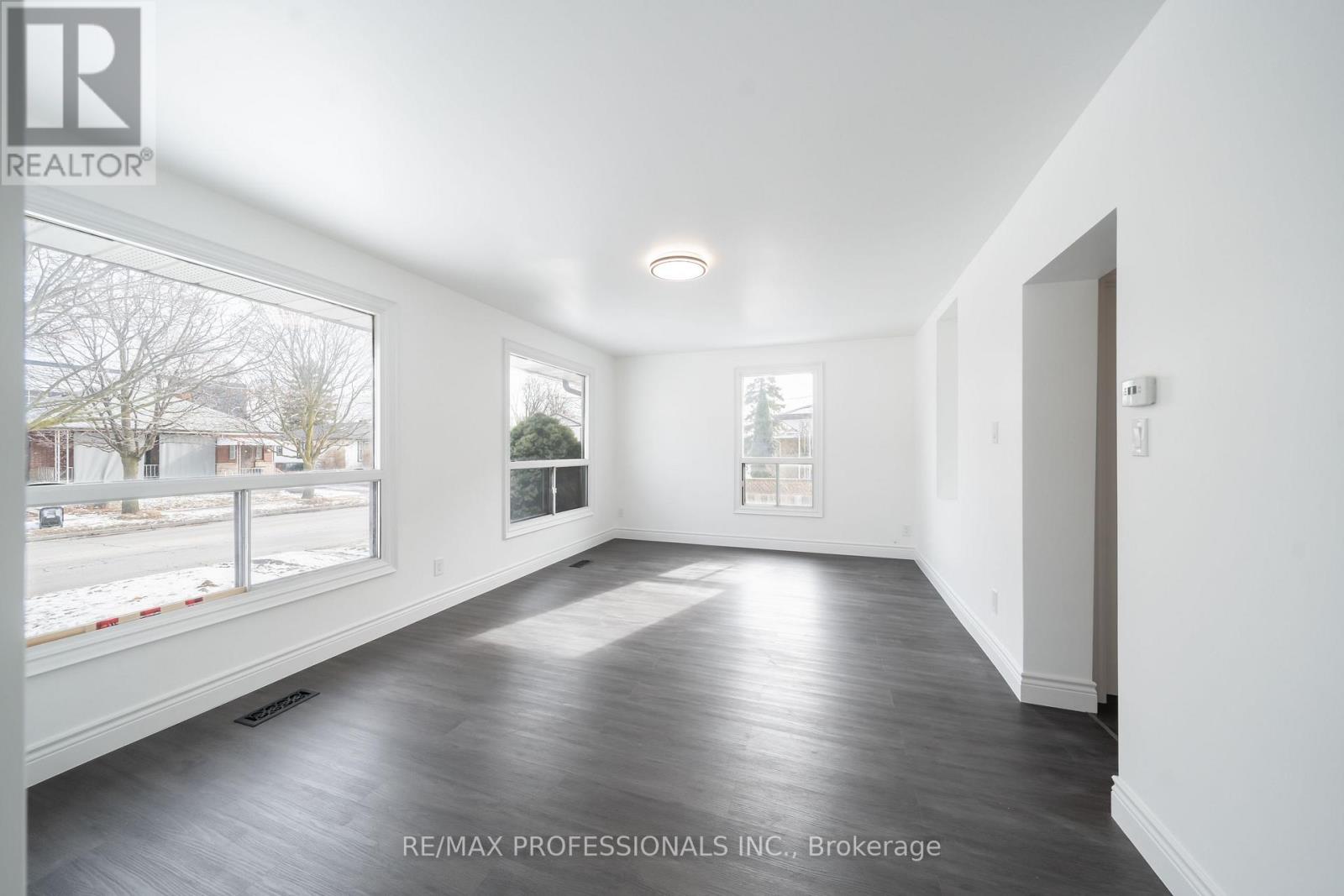 Main - 174 Thirtieth Street, Toronto, Ontario  M8W 3C5 - Photo 5 - W13805008