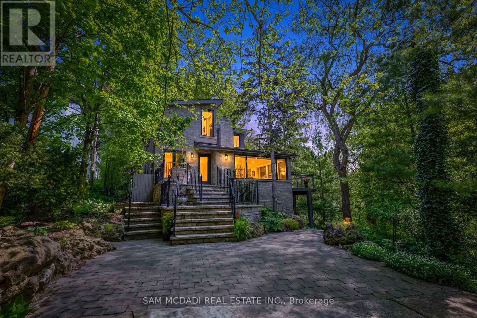 1273 Queen Victoria Avenue, Mississauga, Ontario  L5H 3H2 - Photo 2 - W13543814