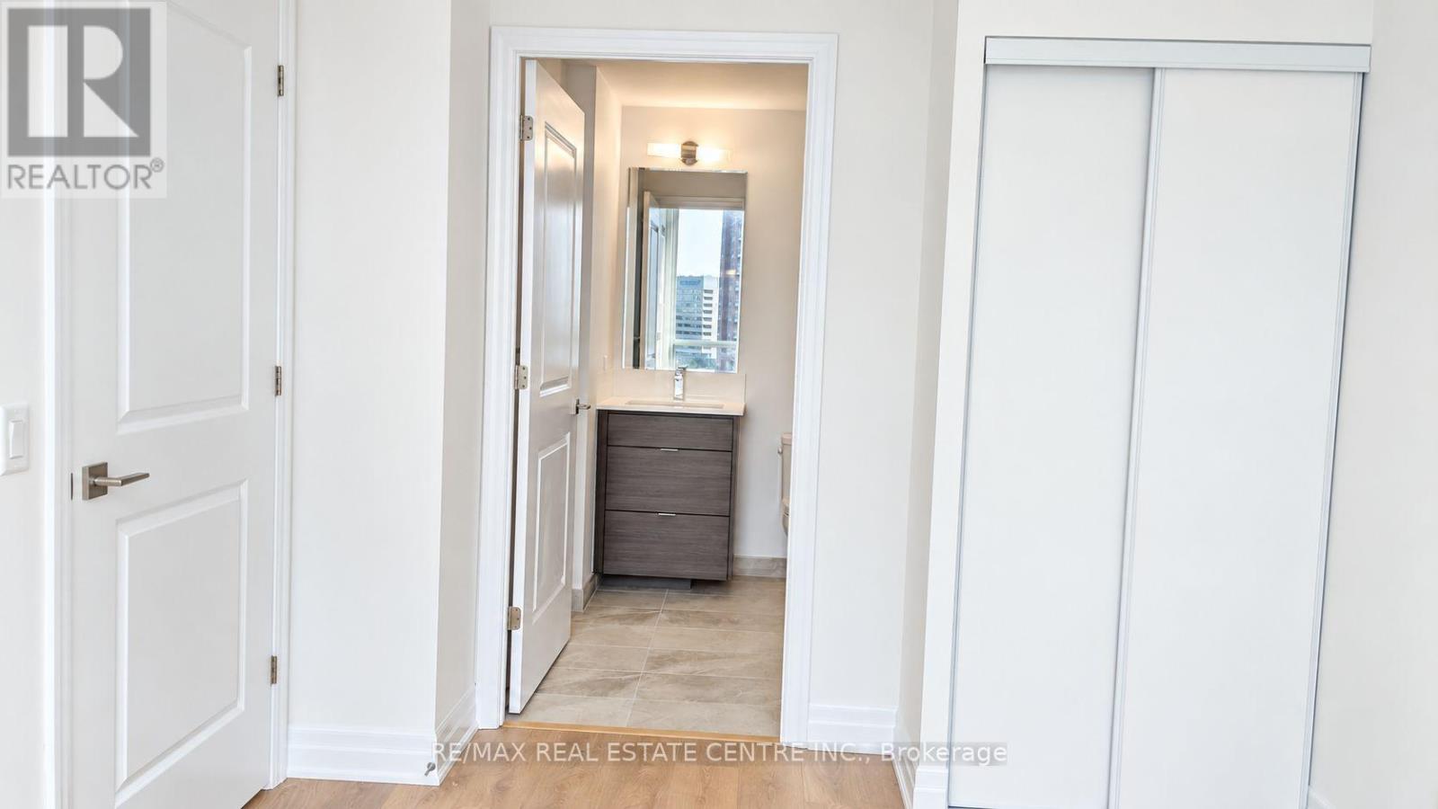 1001 - 30 Elm Drive W, Mississauga, Ontario  L5B 1L9 - Photo 4 - W13804718