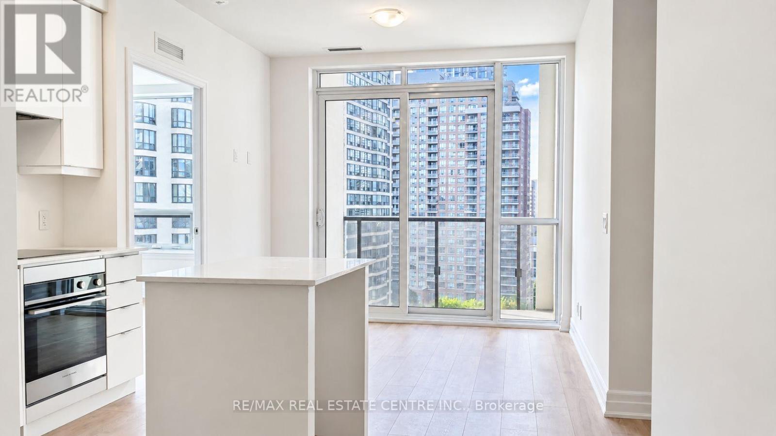1001 - 30 Elm Drive W, Mississauga, Ontario  L5B 1L9 - Photo 2 - W13804718