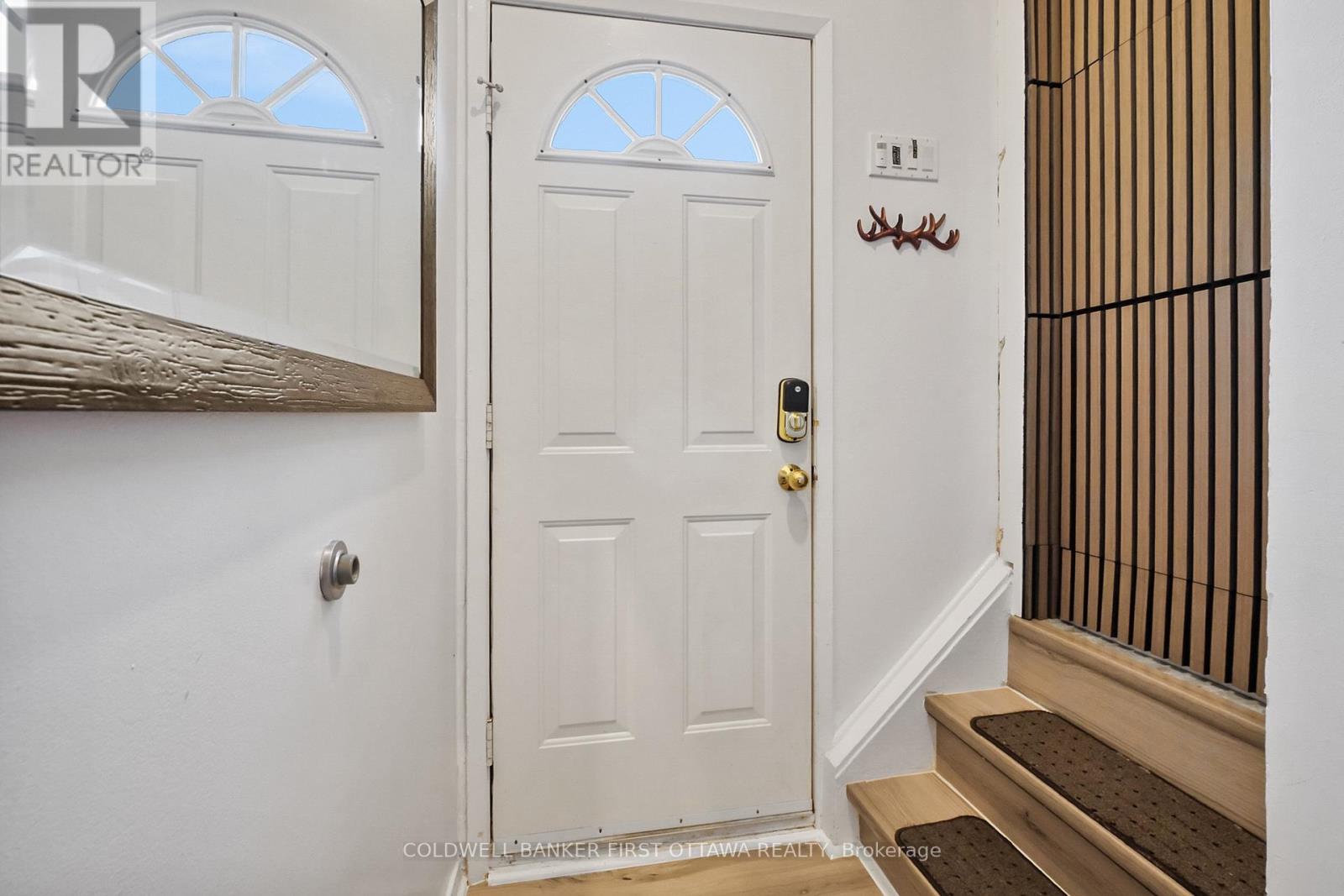 702 Crystal Street, Ottawa, Ontario  K1K 2G2 - Photo 5 - X13805084