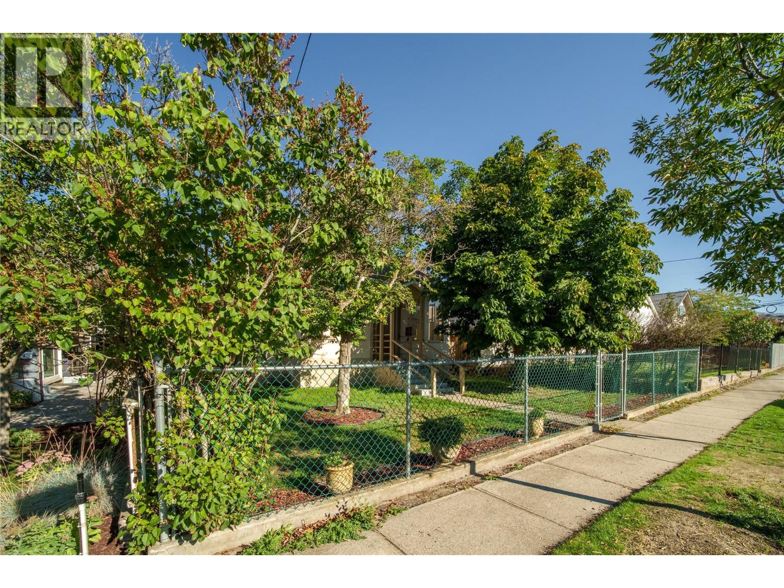 574 Van Horne Street, Penticton, British Columbia  V2A 4K8 - Photo 3 - 10401322