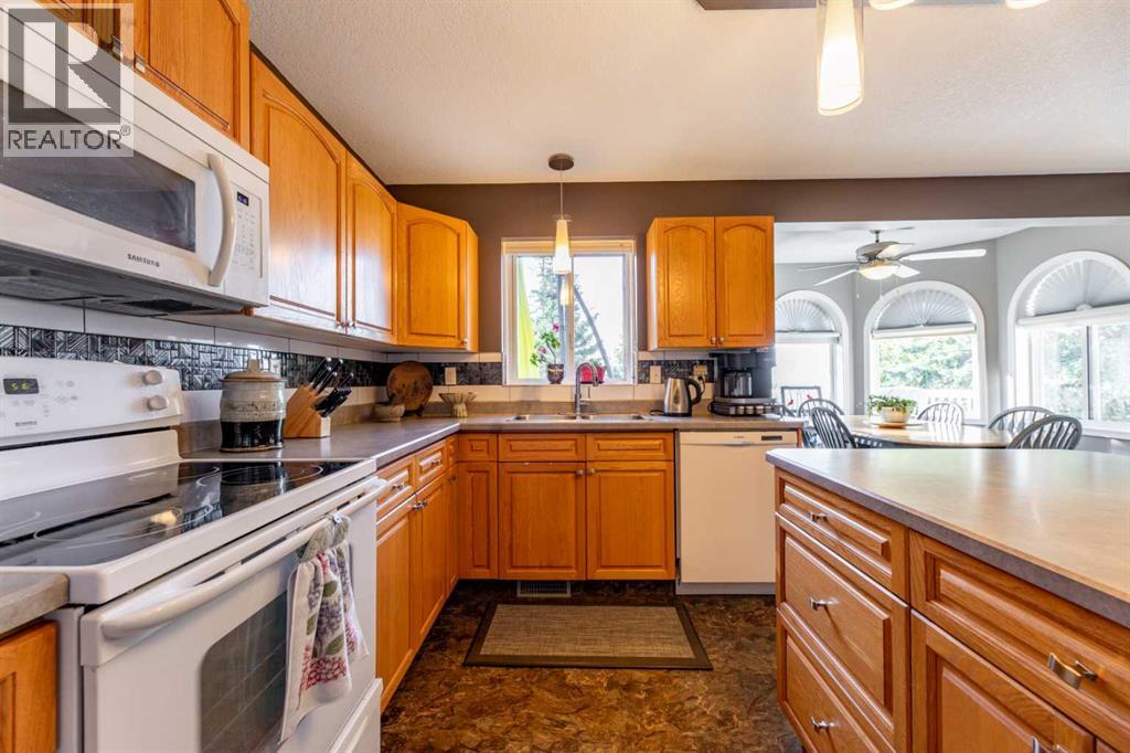 157 Rispler Way, Hinton, Alberta  T7V 1L7 - Photo 6 - A2346481