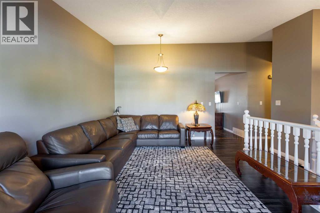 157 Rispler Way, Hinton, Alberta  T7V 1L7 - Photo 4 - A2346481