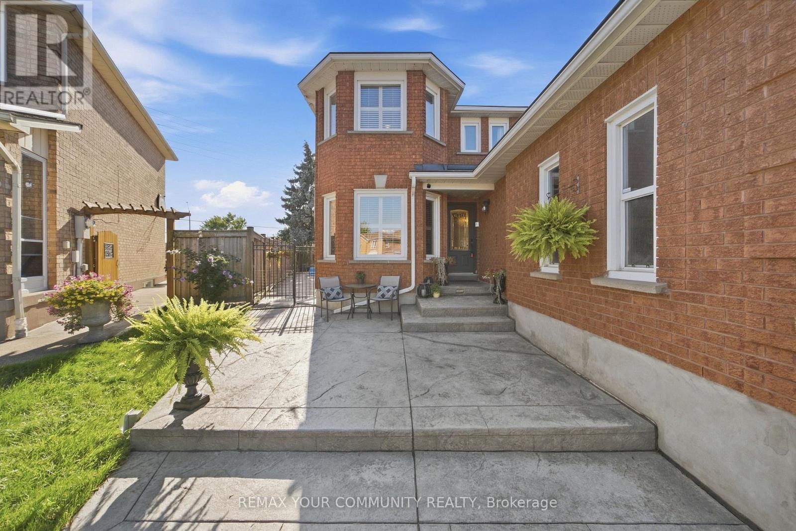 44 Candy Crescent W, Brampton, Ontario  L6X 3Z6 - Photo 2 - W13788328
