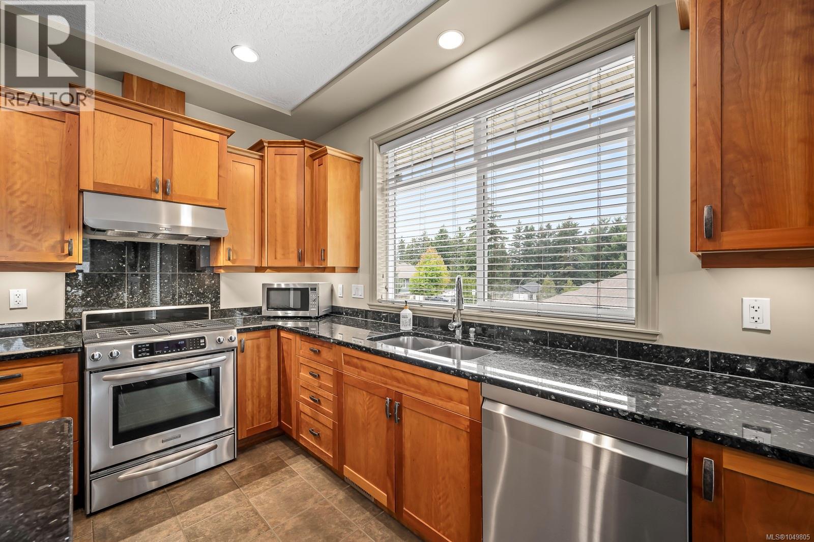 570 Spitfire Dr, Comox, British Columbia  V9M 0A1 - Photo 6 - 1049805