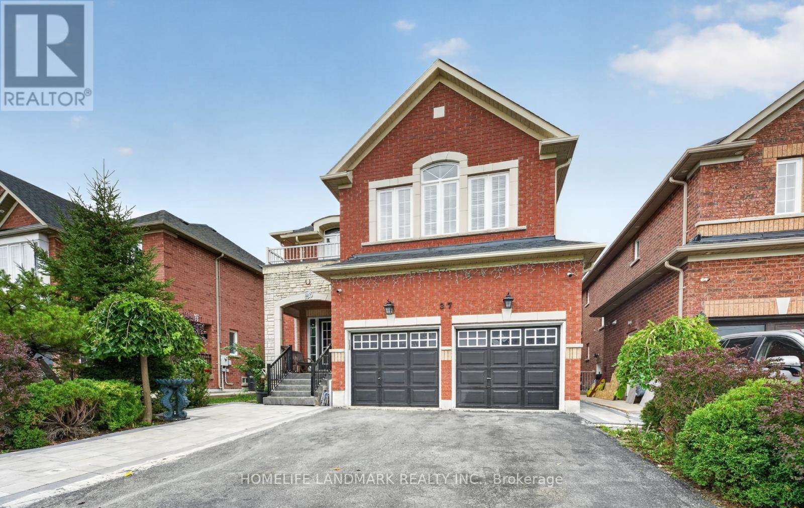 37 Denim Drive, Brampton, Ontario  L6P 2R3 - Photo 2 - W13800692