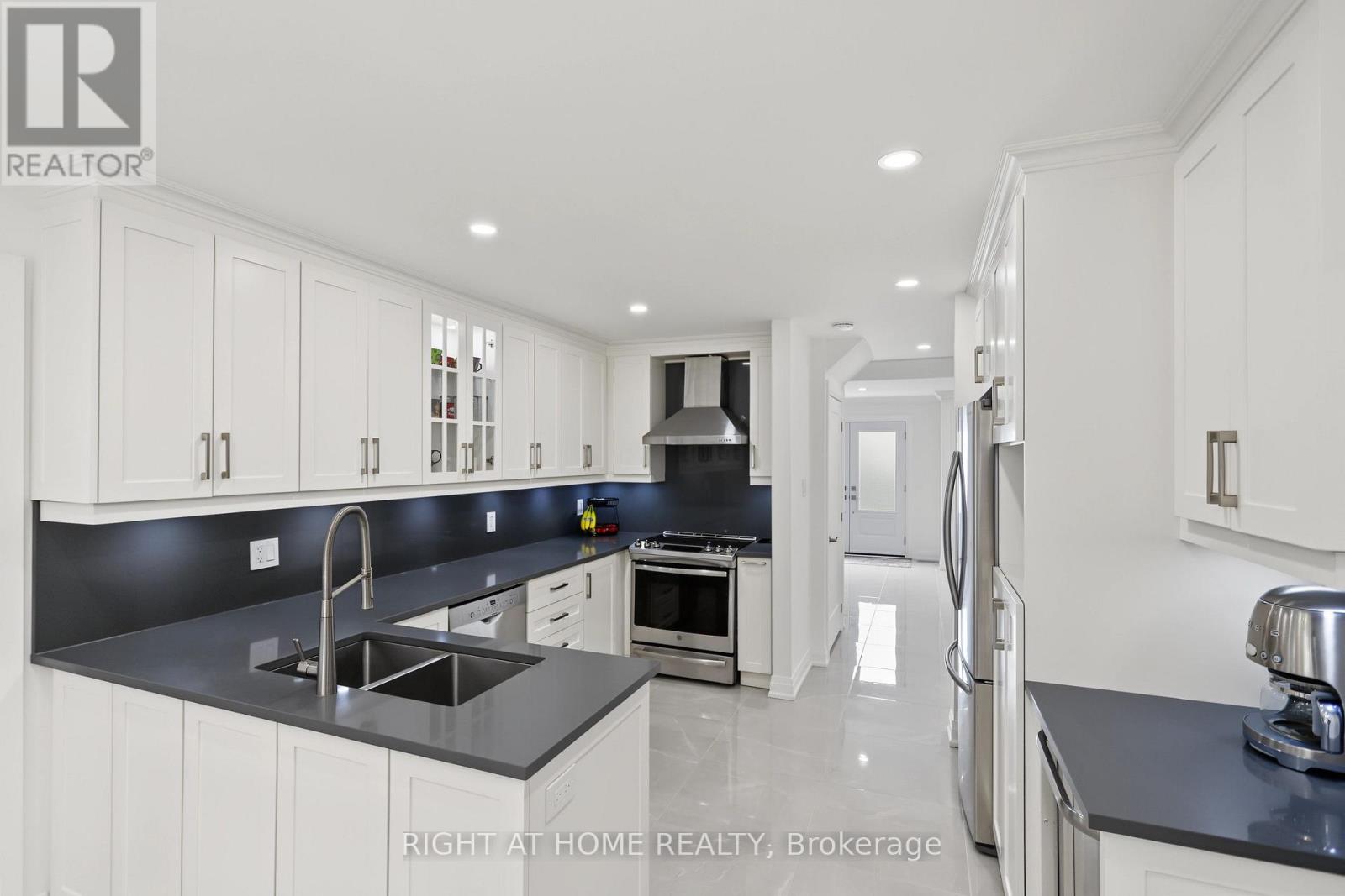 11 Harrowsmith Place, Richmond Hill, Ontario  L4E 2K1 - Photo 17 - N13805278