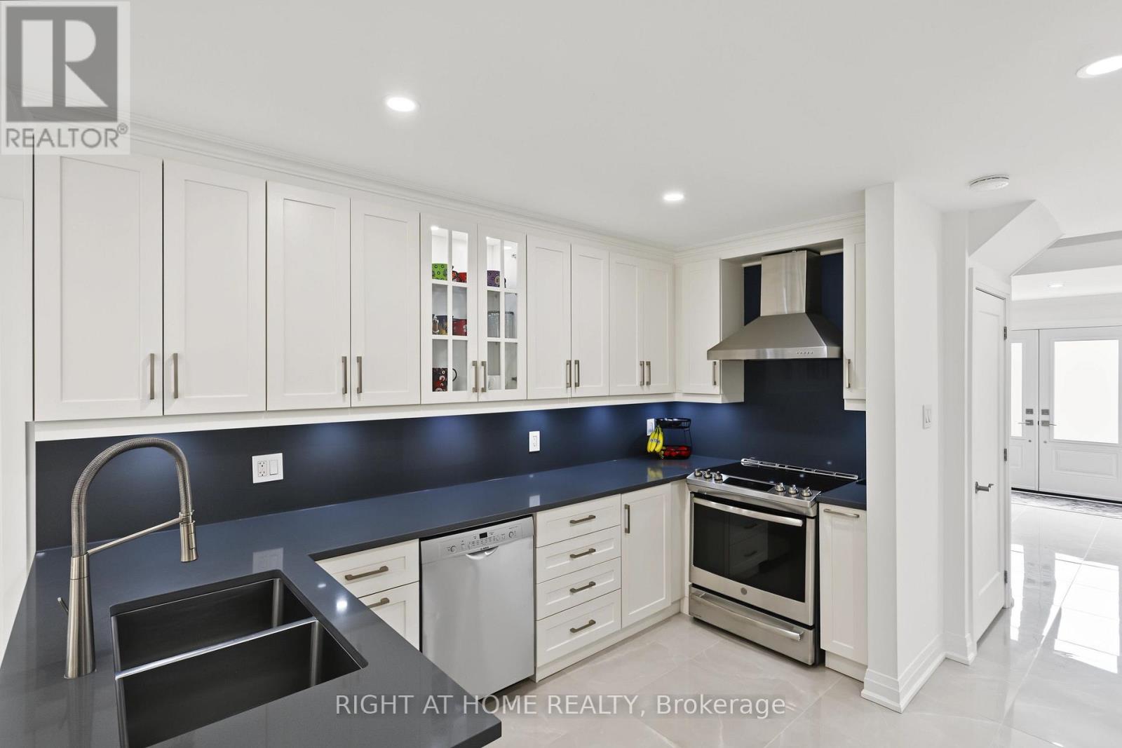 11 Harrowsmith Place, Richmond Hill, Ontario  L4E 2K1 - Photo 18 - N13805278