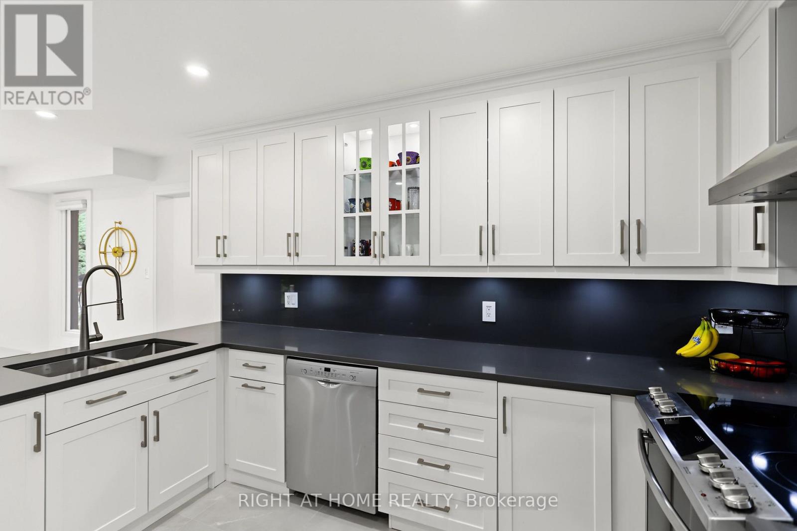 11 Harrowsmith Place, Richmond Hill, Ontario  L4E 2K1 - Photo 19 - N13805278