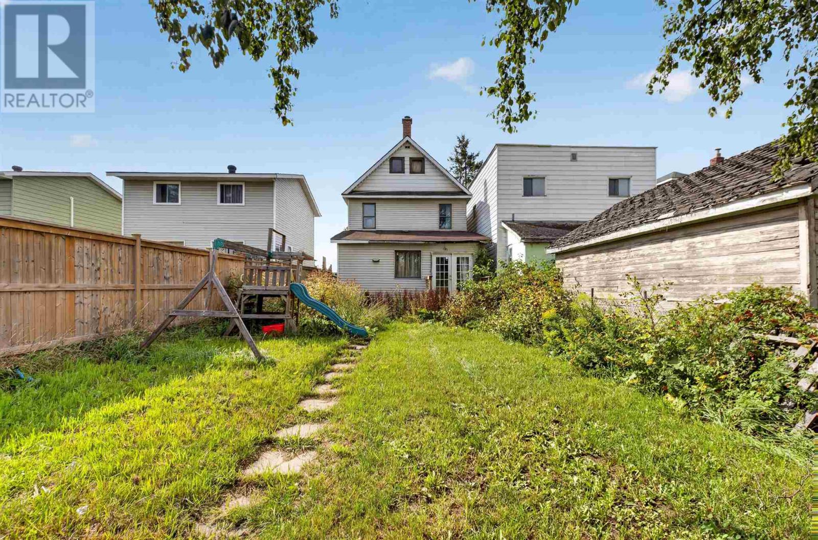 678 Albert ST photo 3