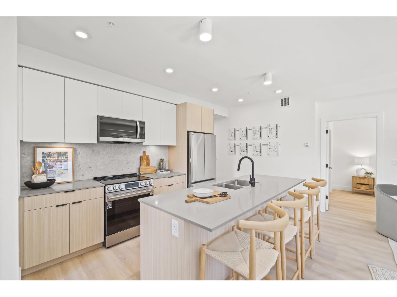 221 13455 94a Avenue, Surrey, British Columbia  V3V 0H3 - Photo 3 - R3166265