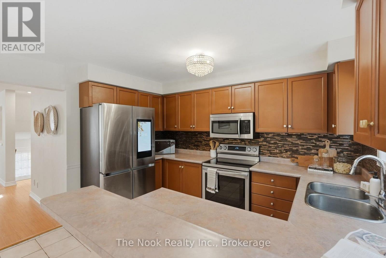 33 Aspen Park Way, Whitby, Ontario  L1N 9M6 - Photo 11 - E13802504