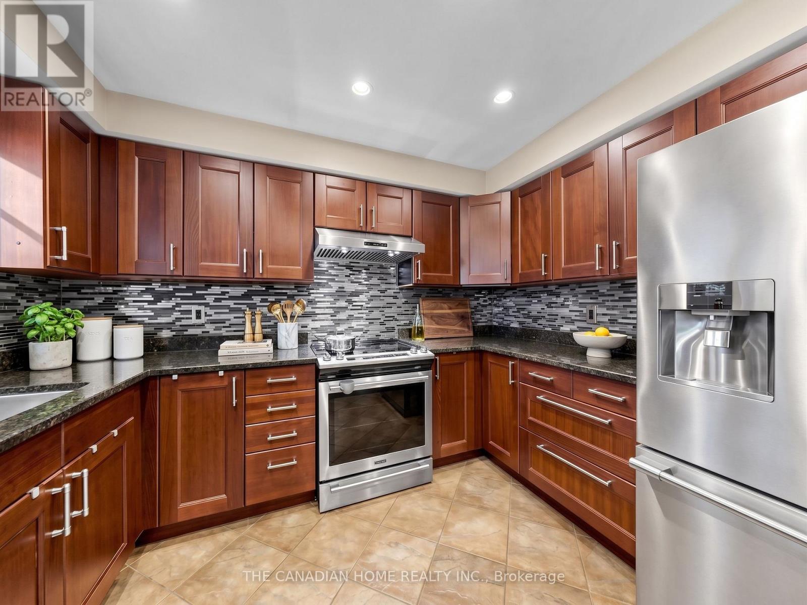 19 Wigston Court, Whitby (Rolling Acres), Ontario  L1R 2B9 - Photo 4 - E13805512