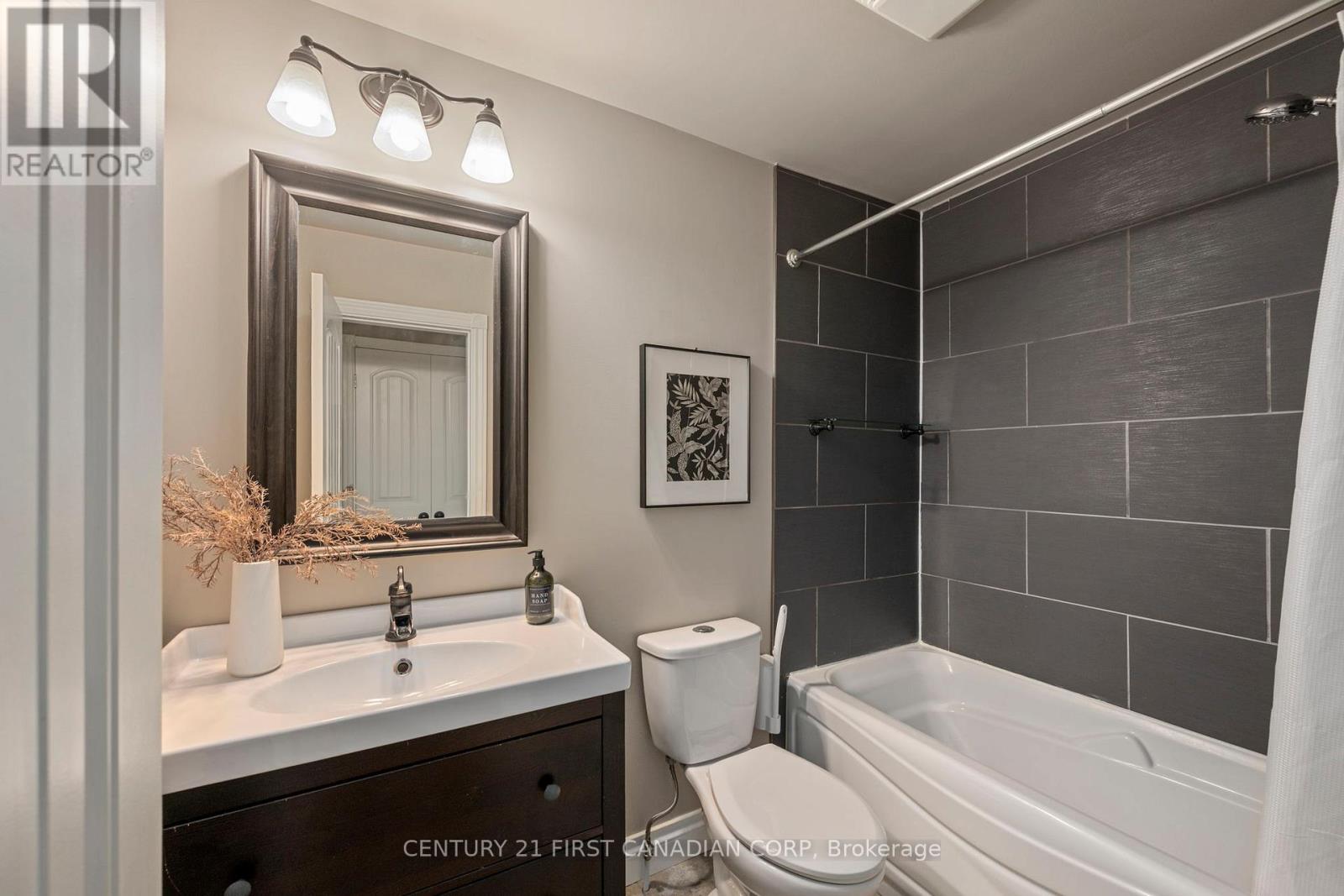 22697 Adelaide Road, Strathroy-Caradoc, Ontario  N0L 1W0 - Photo 17 - X13805684