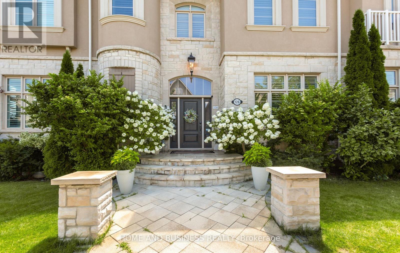 126 Mcwilliams Crescent, Oakville, Ontario  L6M 0W4 - Photo 4 - W13805728