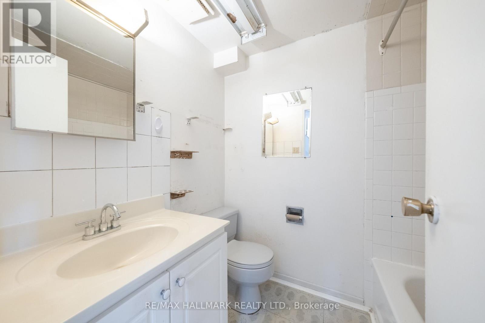 125 - 275 BROADVIEW AVENUE photo 15