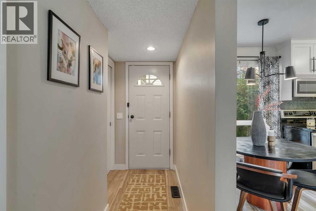 431 Brae Glen Crescent SW, Calgary, Alberta  T2W 1B6 - Photo 5 - A2344833