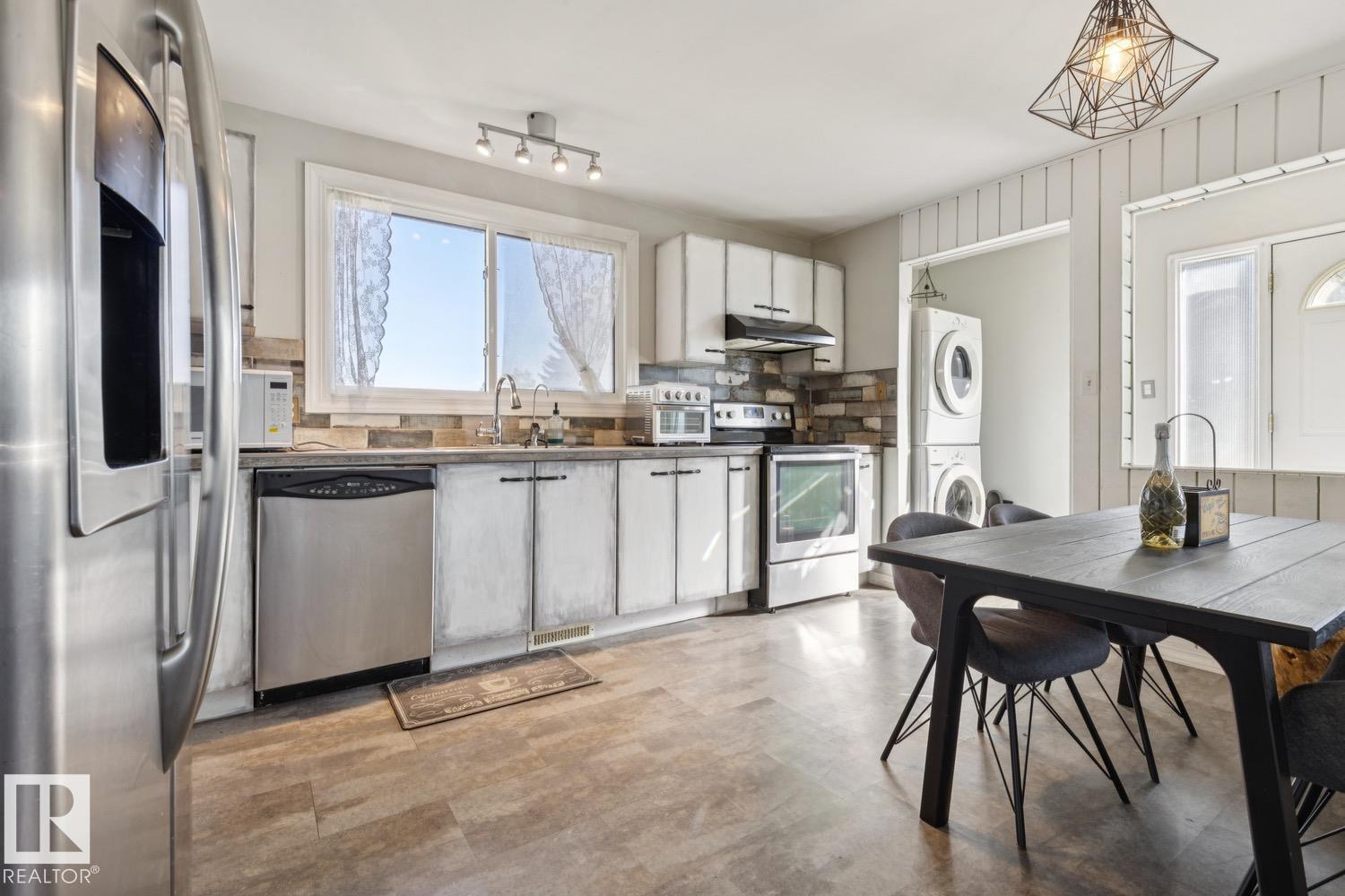 11452 39 AV NW