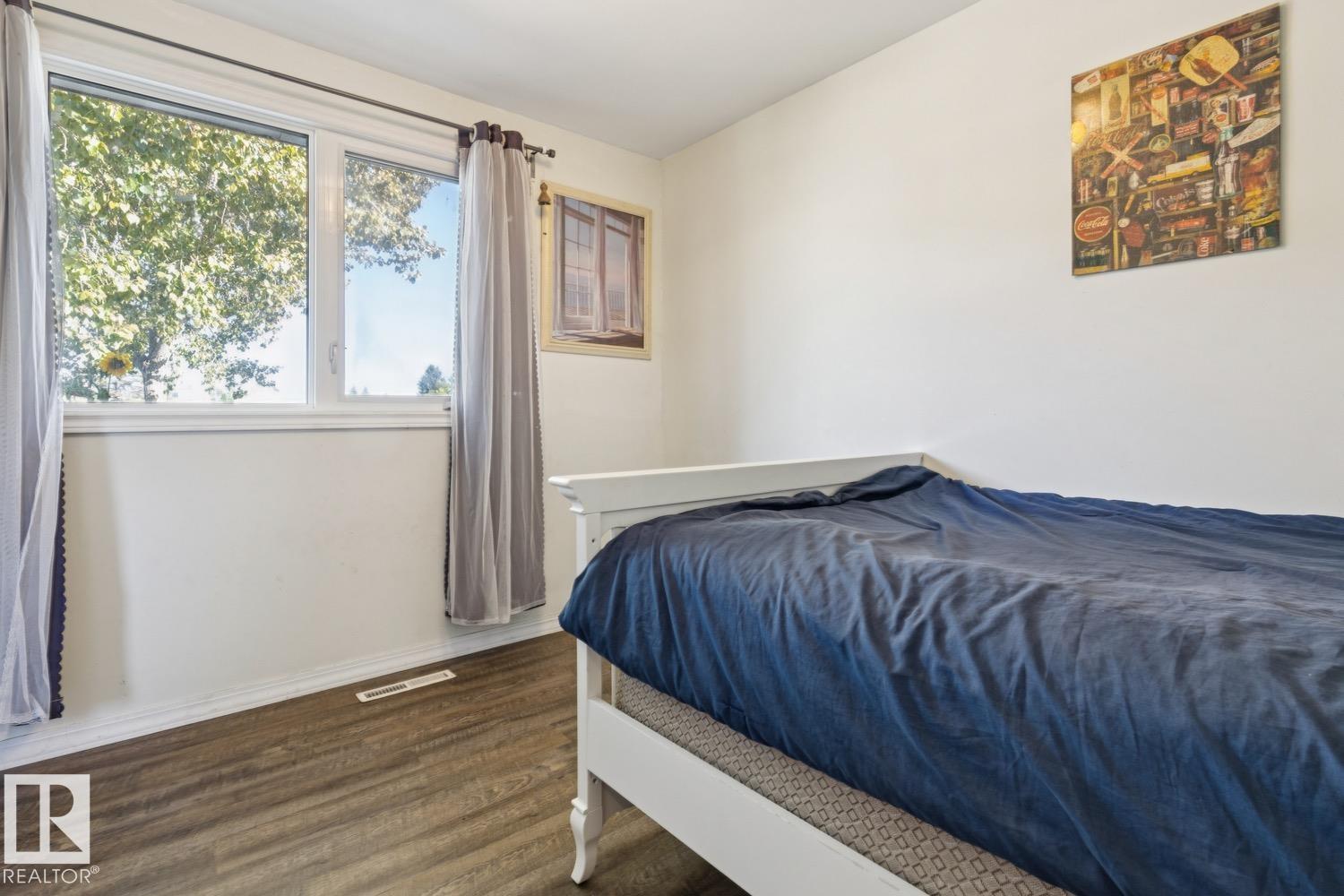 11452 39 AV NW