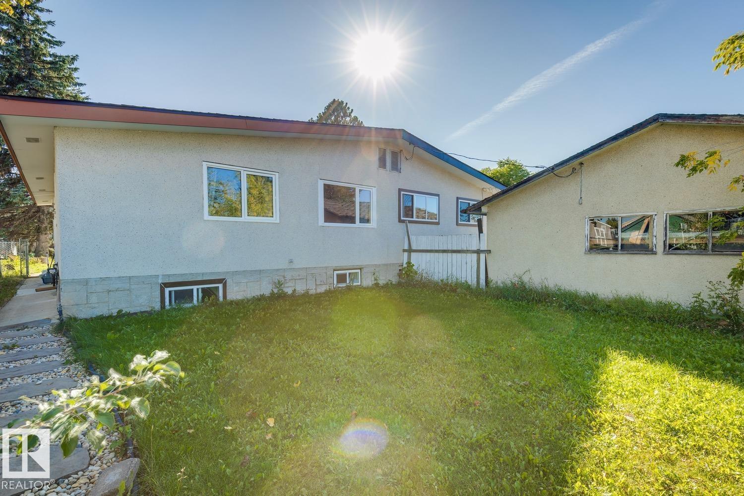 11452 39 AV NW