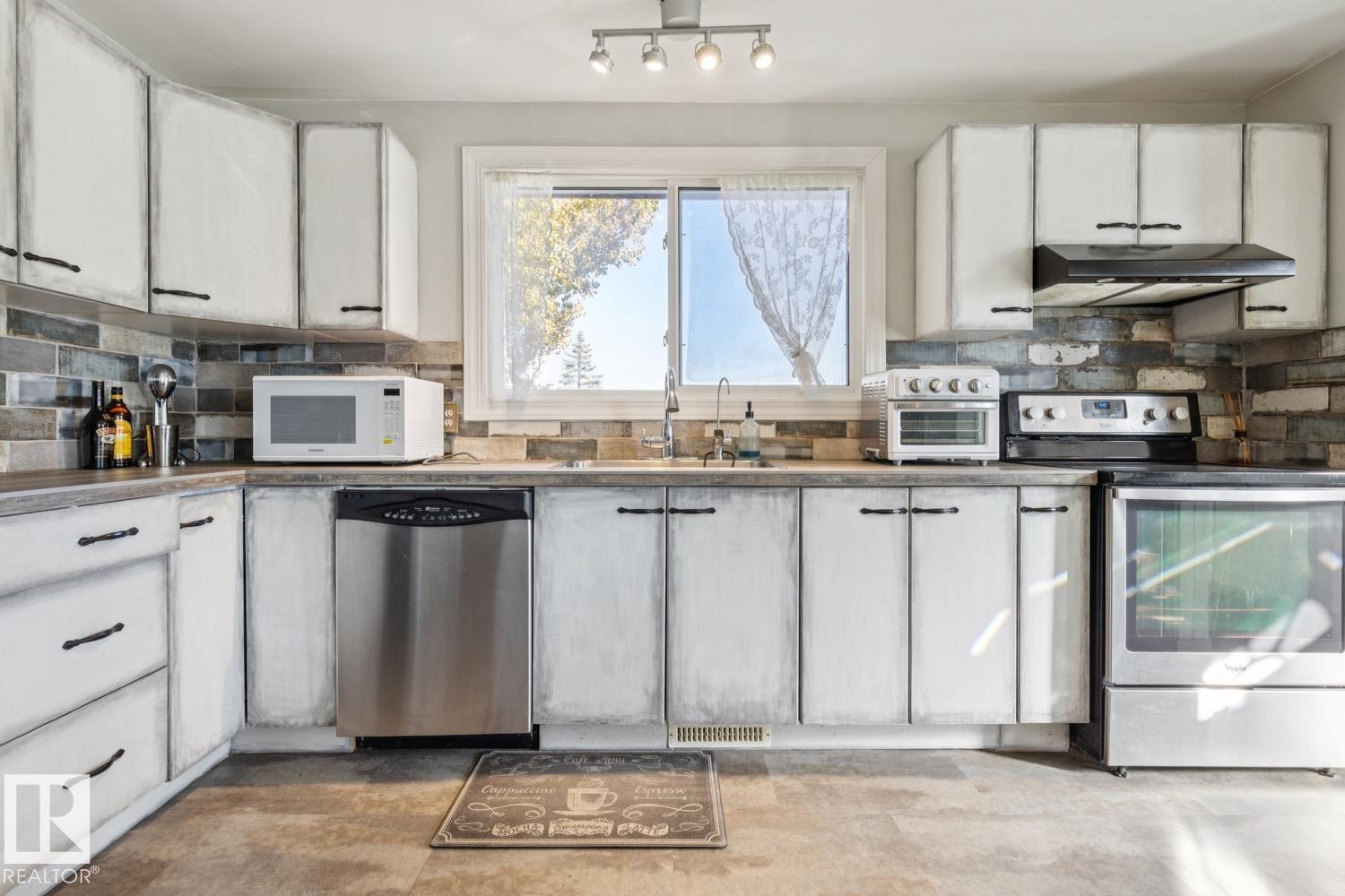 11452 39 AV NW